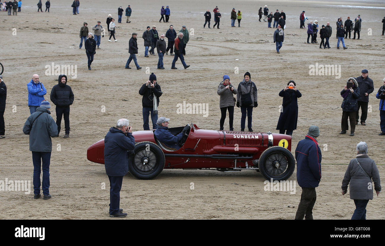 Malcolm page conduit le Sunbeam Tiger sur la plage d'Ainsdale, Merseyside dans le cadre du Festival de la vitesse 2016 de Southport, pour célébrer le 90 anniversaire de la rupture du record de vitesse terrestre, sur la plage quand il a été conduit par Sir Henry Segrave atteignant une vitesse de 156 mph. Banque D'Images