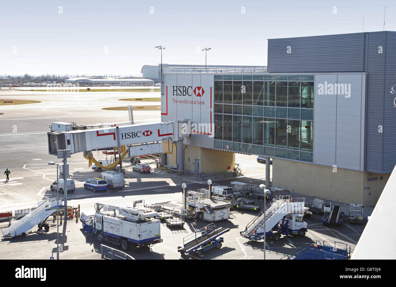 L'accès du pont aérien à la borne 3 de l'aéroport Heathrow de Londres. Les véhicules de service montre l'attente de l'arrivée de l'avion suivant Banque D'Images