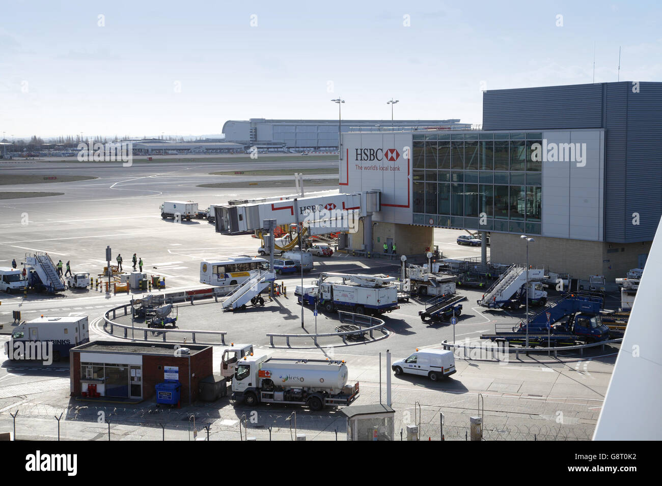 L'accès du pont aérien à la borne 3 de l'aéroport Heathrow de Londres. Les véhicules de service montre l'attente de l'arrivée de l'avion suivant Banque D'Images