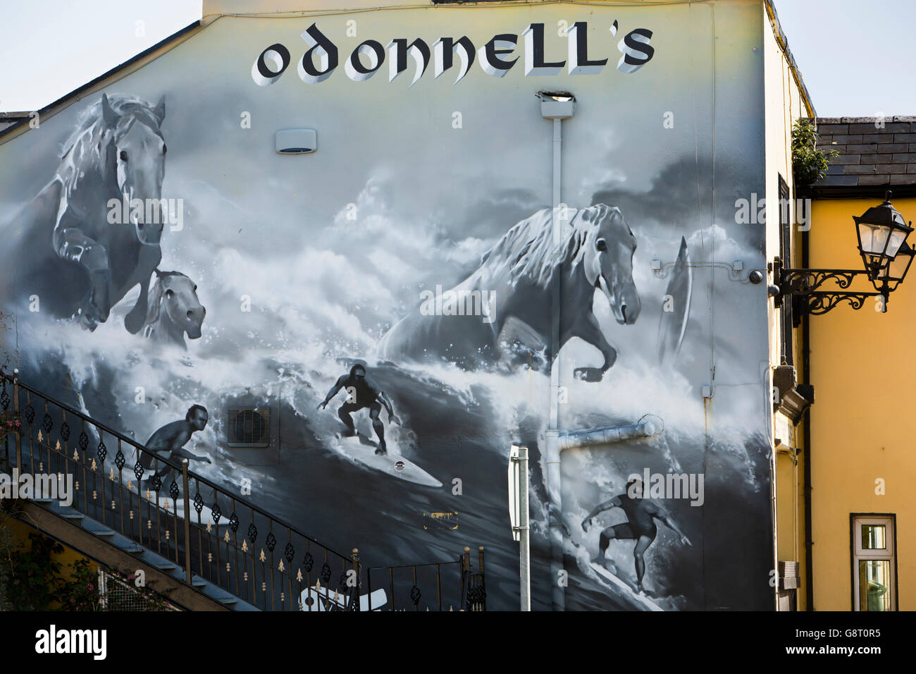 L'Irlande, Sligo, Cliffonoy, O'Donnells Bar, mur pignon peint avec chevaux surf monochrome ad Guinness Banque D'Images
