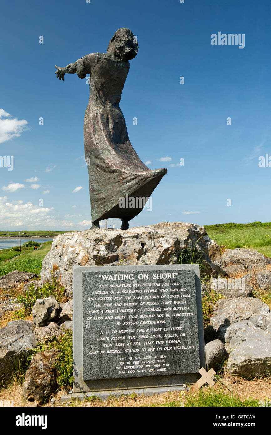 L'Irlande, Sligo, Rosses Point, l'attente à terre sculpture showing woman attendent les pêcheurs à retourner Banque D'Images