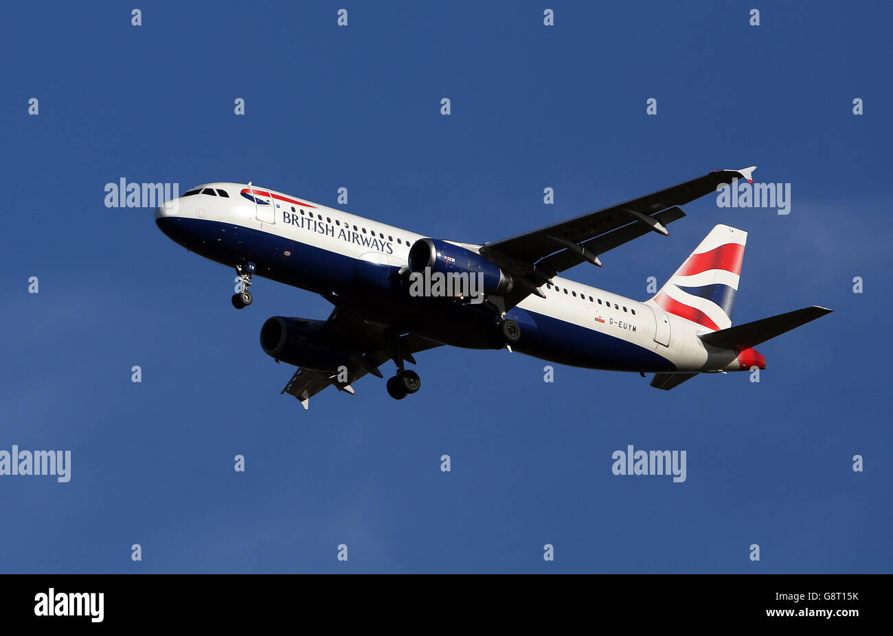 Avion stock - aéroport de Heathrow.Un avion Airbus A320-232 de British Airways immatriculé G-EUYM atterrit à Heathrow Banque D'Images