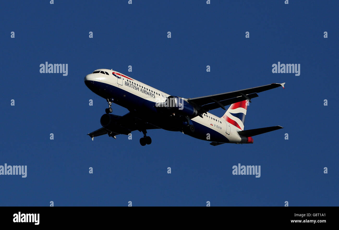Avion stock - aéroport de Heathrow.Un Airbus A320-232 de British Airways immatriculé G-EUYN atterrit à Heathrow Banque D'Images