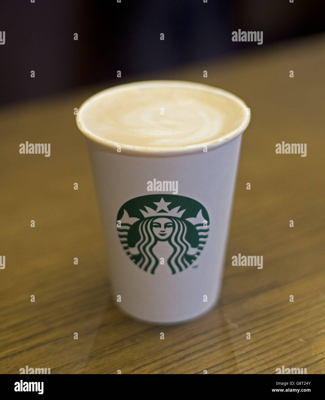 Stock de boissons au café. Une tasse de café dans une succursale de Starbucks à Londres. Banque D'Images