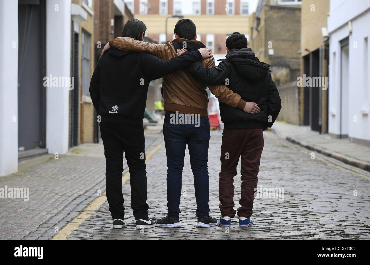 Les réfugiés syriens (qui ne peuvent pas être identifiés pour des raisons juridiques) dans une association caritative de Londres après leur arrivée de Calais au Royaume-Uni via la voie légale du passage sécurisé. Banque D'Images