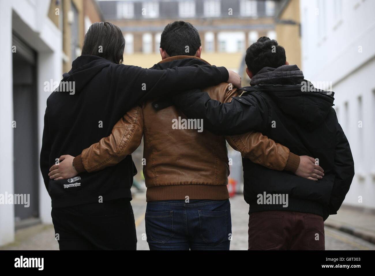 Les réfugiés syriens (qui ne peuvent pas être identifiés pour des raisons juridiques) dans une association caritative de Londres après leur arrivée de Calais au Royaume-Uni via la voie légale du passage sécurisé. Banque D'Images
