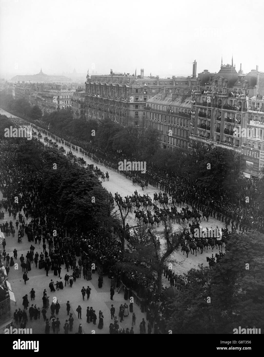 Roi George V - procession royale - champs-Elysées, Paris. La procession royale aux champs-Elysées, Paris. Banque D'Images