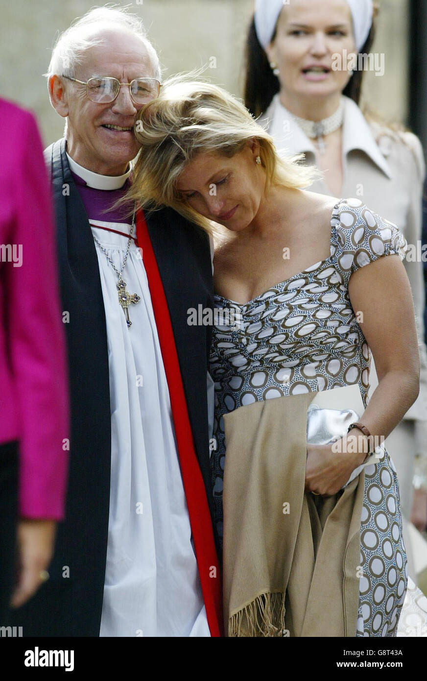 La comtesse de Wessex (à droite) repose sa tête sur l'épaule de l'ancien évêque de Norwich Peter Knott à l'église Saint-Georges de Benenden, Kent, vendredi Seprember 16, 2005 après un service d'action de grâces pour sa mère Mary Rhys-Jones, décédée en août. APPUYEZ SUR ASSOCIATION photo. Le crédit photo devrait se lire comme suit : Gareth Fuller/PA Banque D'Images