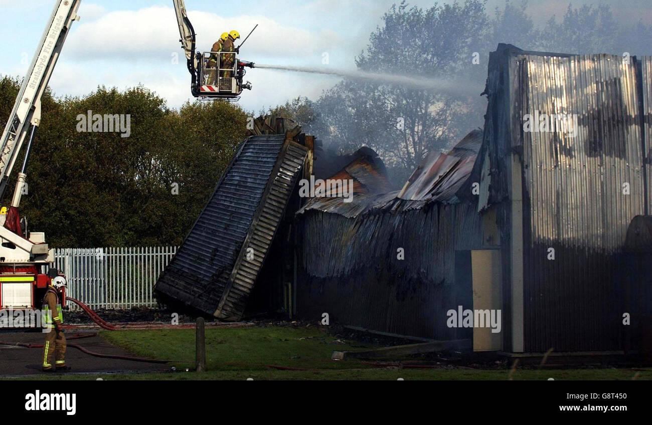 Une équipe d'incendie combat le feu à l'usine de produits surgelés Aulds, Inchinnan, près de Glasgow, le vendredi 16 septembre 2005. L'incendie aurait commencé à 1 heure ce matin. Douze employés qui travaillaient la nuit ont été évacués en toute sécurité. Voir PA Story SCOTLAND Fire. APPUYEZ SUR ASSOCIATION photo. Le crédit photo devrait se lire : Danny Lawson/PA Banque D'Images