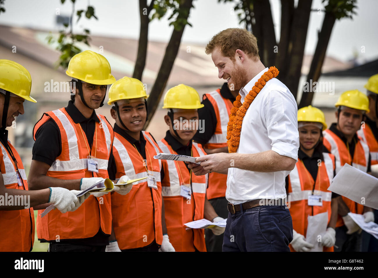 Le Prince Harry accueille les étudiants et lit une notice d'instruction, imprimée en anglais, à l'école technique de Samo Thimi, Bhaktapur, au Népal, qui fournit des compétences techniques aux jeunes népalais défavorisés. Banque D'Images