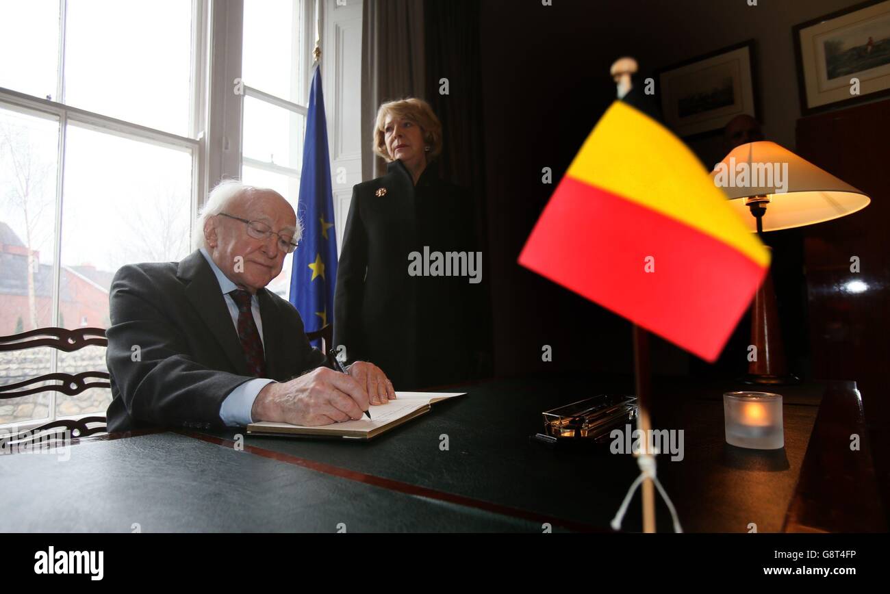 Le Président Michael D Higgins et sa femme Sabina signent un livre de condoléances à l'ambassade de Belgique à Dublin à la suite des attentats terroristes de Bruxelles. Banque D'Images