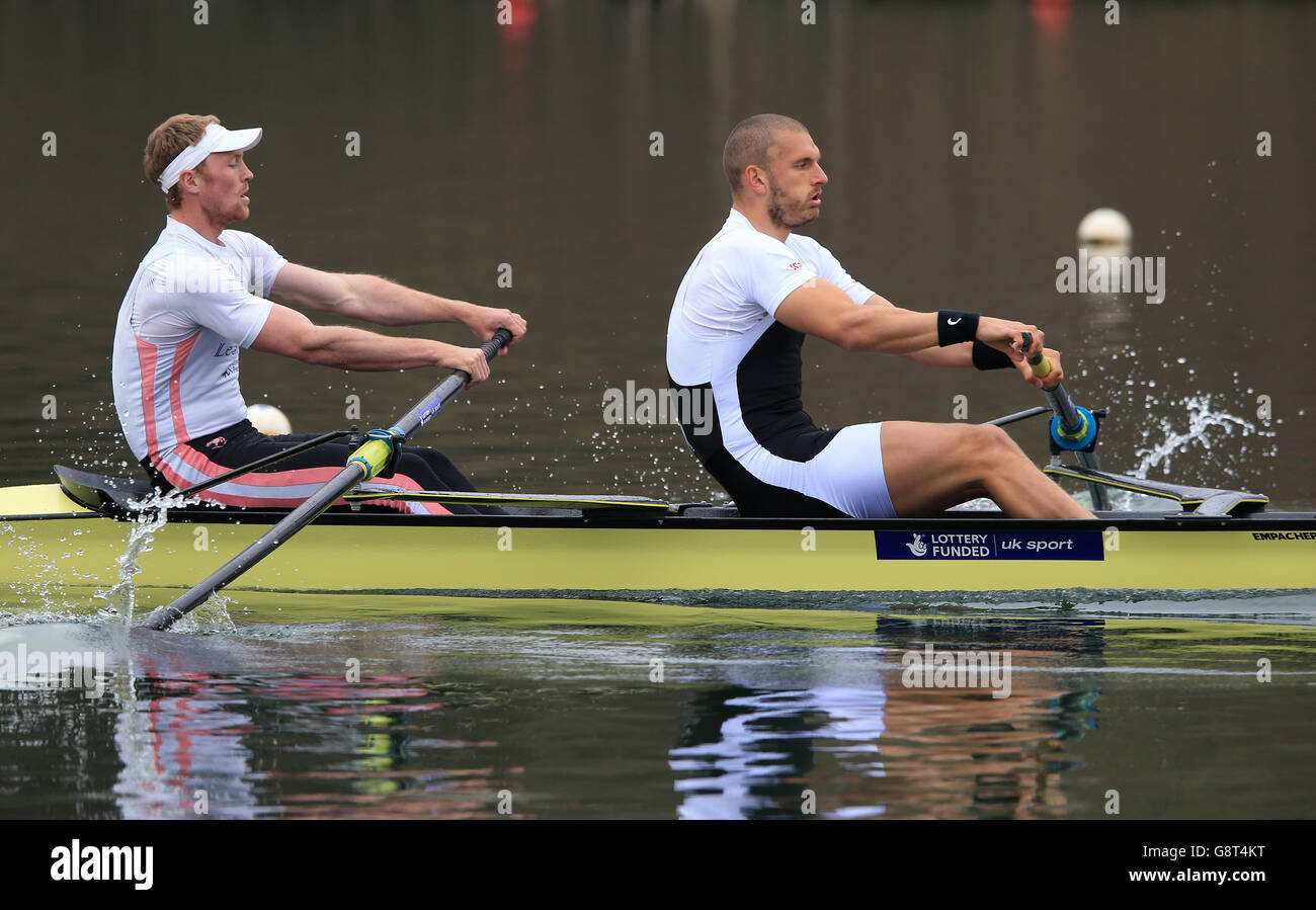 Sbihi Mohamed (à droite) et Alex Gregory participent à la finale de la M2 des hommes lors de l'épreuve britannique des épreuves olympiques d'aviron à Caversham Lakes. Banque D'Images