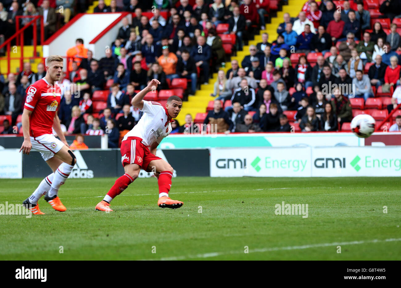 Sheffield United contre Crewe Alexandra - Sky Bet League One - Bramall Lane.Che Adams de Sheffield United (à droite) marque le premier but de son côté pendant le match de Sky Bet League One à Bramall Lane, Sheffield. Banque D'Images