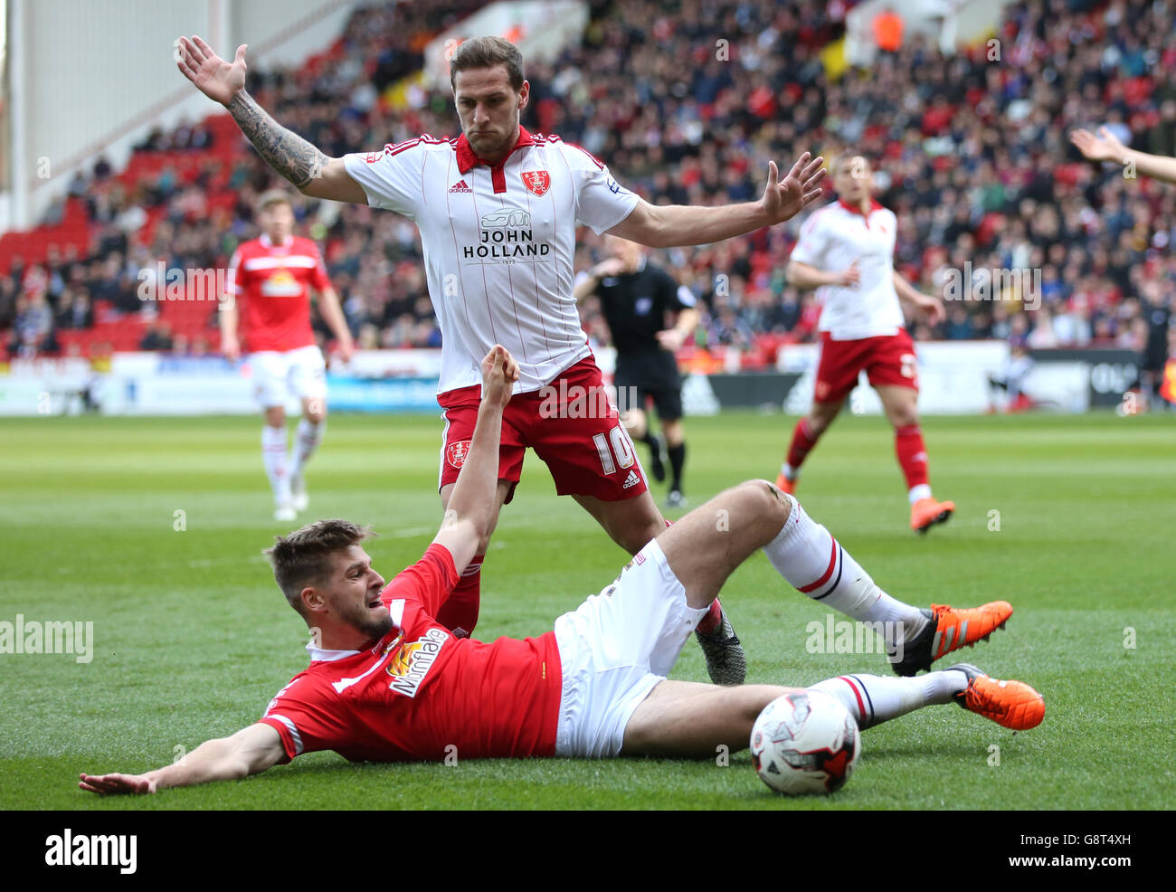 Billy Sharp de Sheffield United (en haut) et Jon Guthrie de Crewe Alexandra se battent pour le ballon lors du match Sky Bet League One à Bramall Lane, Sheffield. Banque D'Images