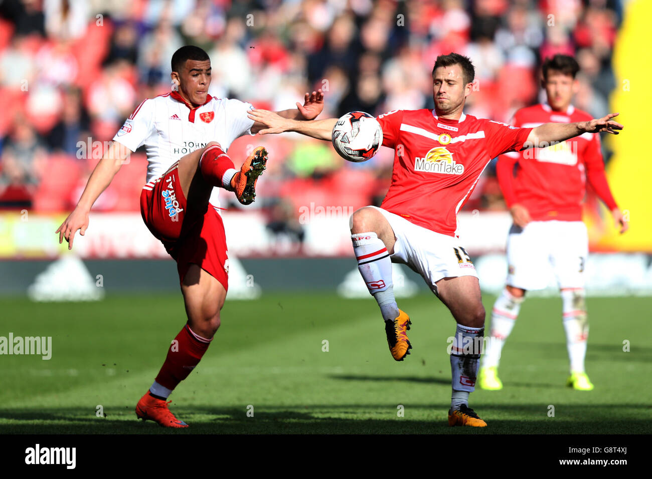Che Adams (à gauche) de Sheffield United et David Fox de Crewe Alexandra se battent pour le ballon lors du match de la Sky Bet League One à Bramall Lane, Sheffield. Banque D'Images
