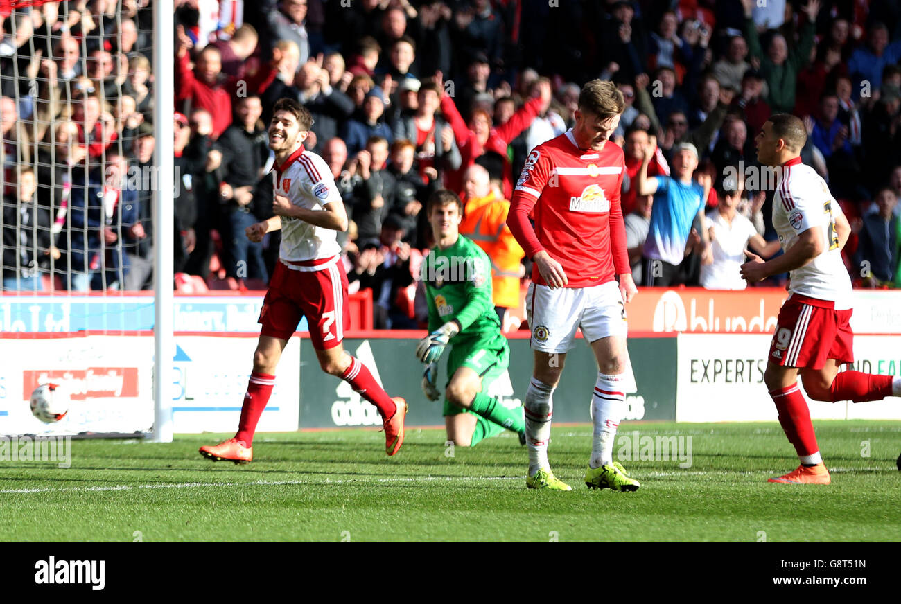 Ryan Flynn, de Sheffield United (à gauche), célèbre le deuxième but du match de son côté lors du match Sky Bet League One à Bramall Lane, Sheffield. Banque D'Images