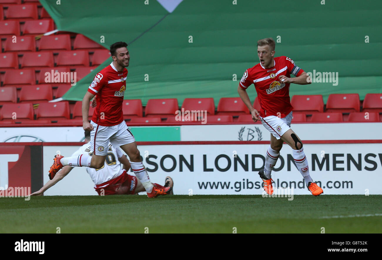Harry Davis, de Crewe Alexandra (à droite), célèbre le deuxième but du match de son côté lors du match de Sky Bet League One à Bramall Lane, Sheffield. Banque D'Images