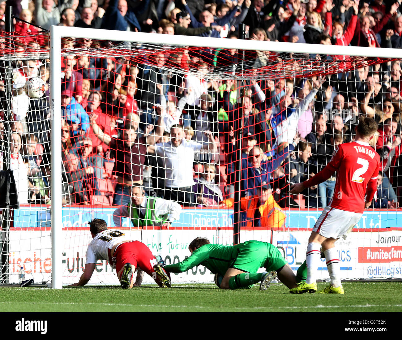 Billy Sharp (à gauche) de Sheffield United marque le troisième but du match de son côté lors du match de Sky Bet League One à Bramall Lane, Sheffield. Banque D'Images