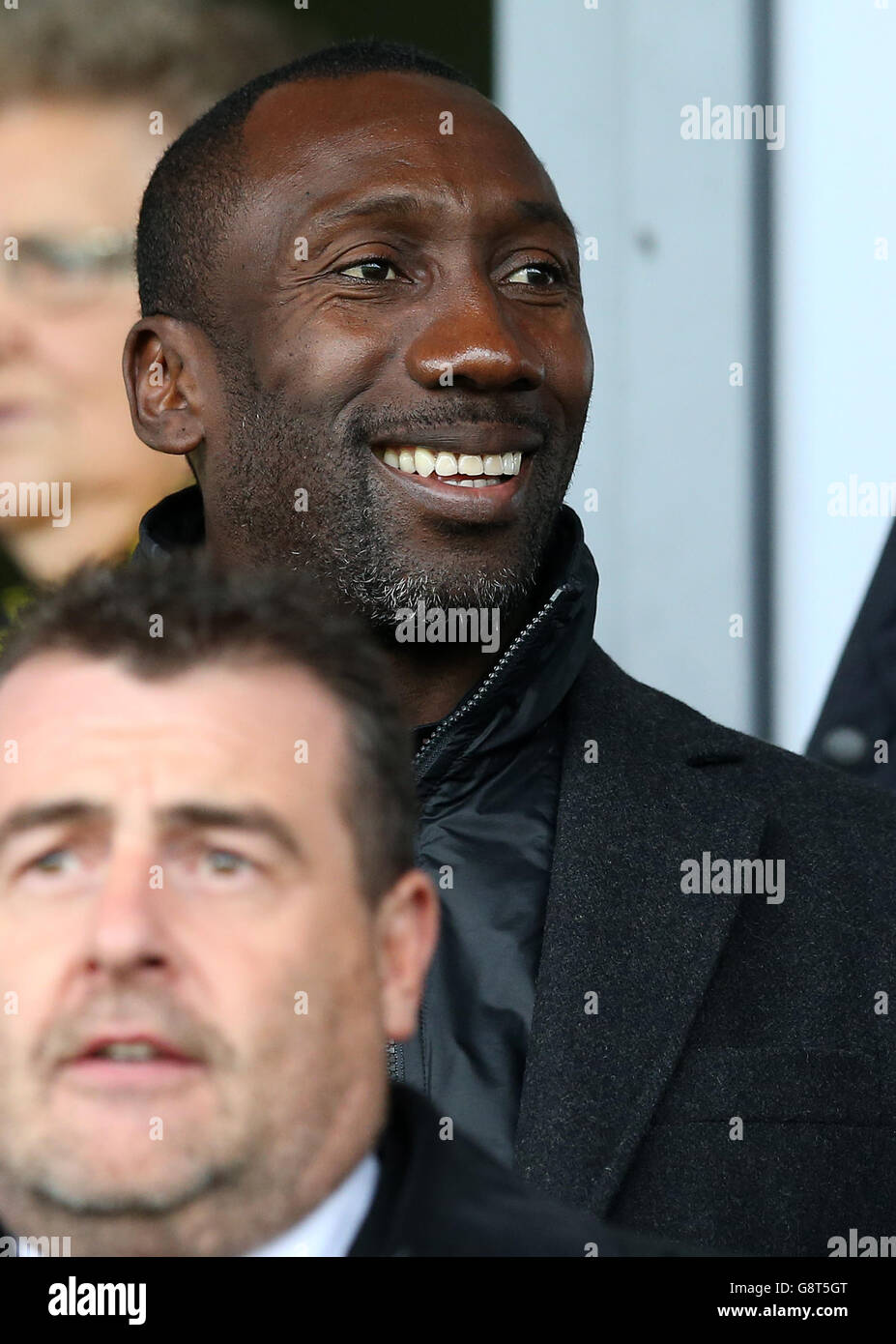 Jimmy Floyd Hasselbaink, directeur des Queens Park Rangers, dans les tribunes Pour regarder son ancien club jouer Oldham Athletic Banque D'Images