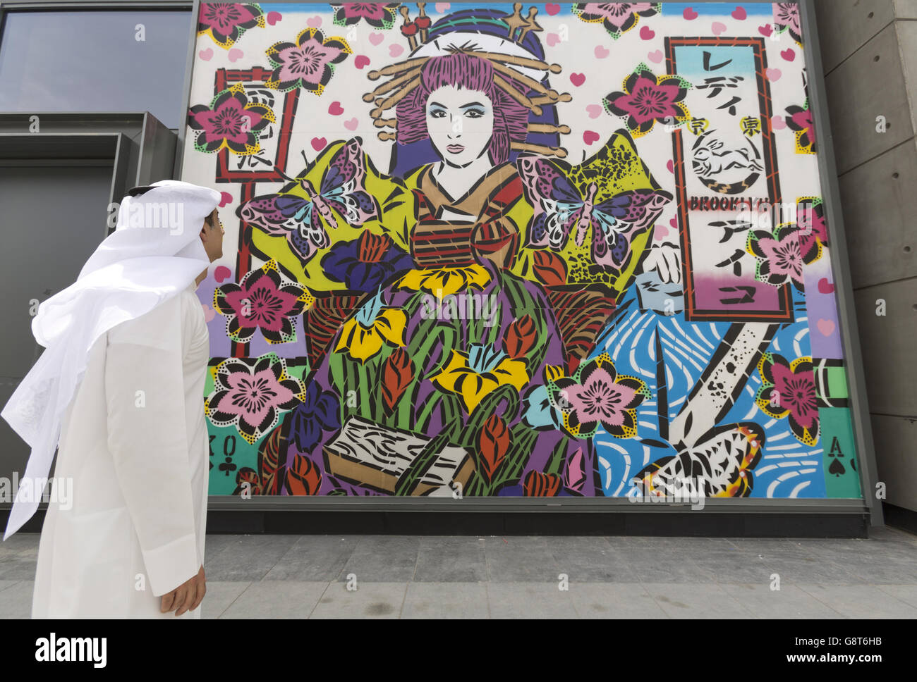 Un homme regardant une pièce de l'artiste japonais AIKO, pour le lancement de Dubai Walls - la première grande collection d'art de rue au Moyen-Orient, avec 14 des meilleurs artistes de rue du monde, représentant les cinq continents - à City Walk, Dubaï. APPUYEZ SUR ASSOCIATION photo. Date de la photo: Dimanche 27 mars 2016. Le crédit photo devrait se lire: Yui Mok/PA Wire Banque D'Images