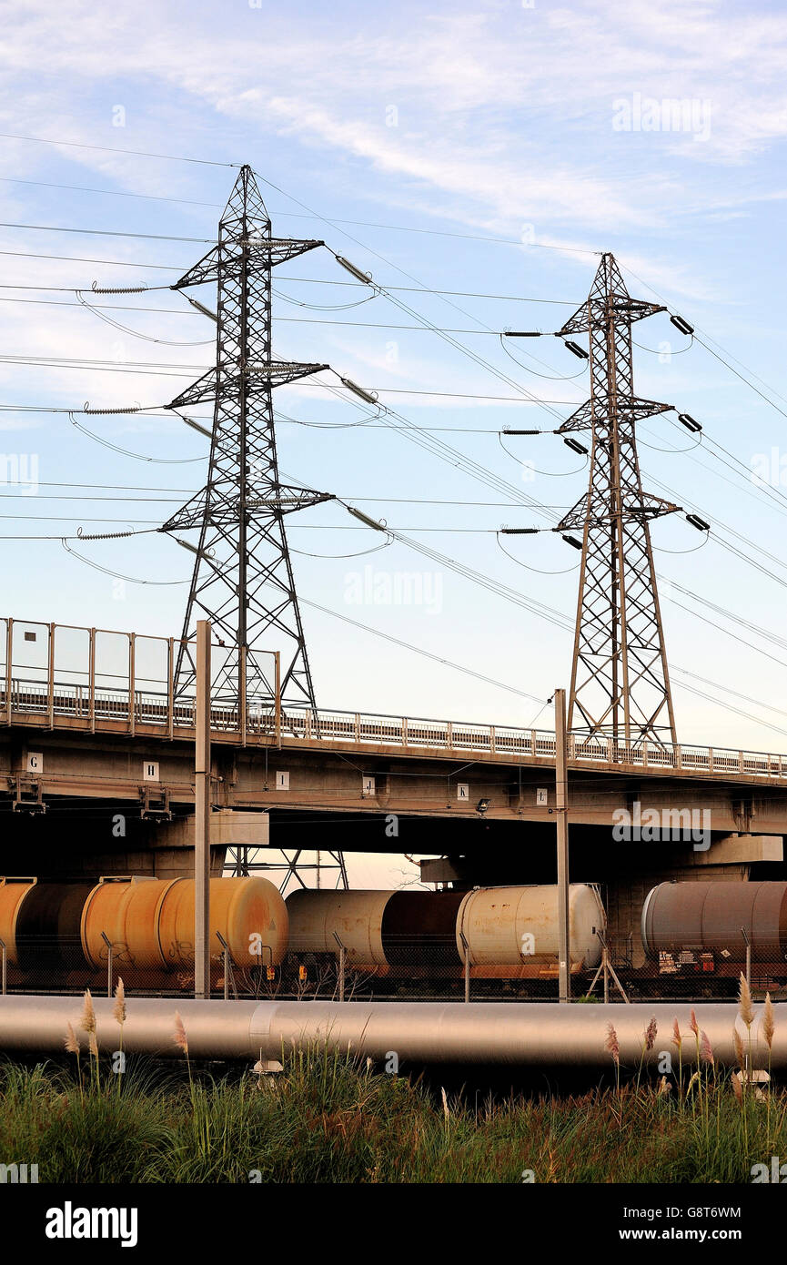 Tanker trains le soir dans la gare de triage à Fos sur Mer à côté de Marseille. Banque D'Images
