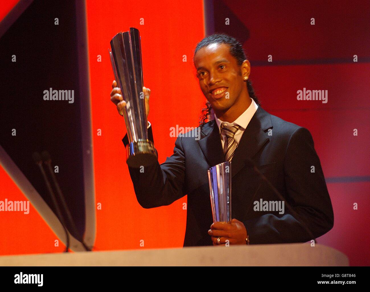 Ronaldinho de Barcelone et du Brésil avec son prix du joueur mondial de l'année FIFPro à la Mastercard FIFPro World XI Player Awards 2005 en cours d'enregistrement pour Sky One. Banque D'Images