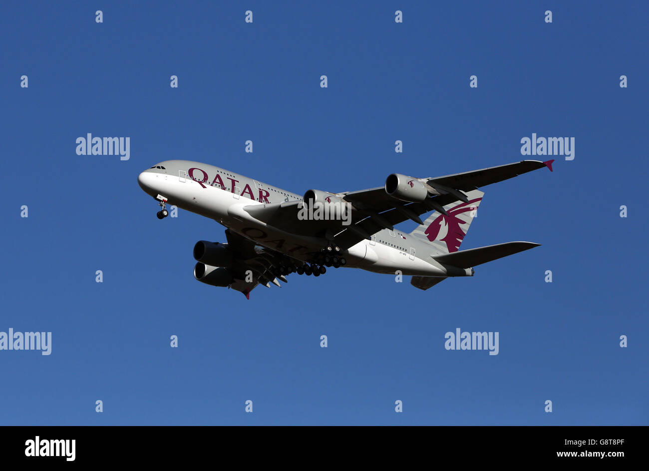 Un Airbus A380-861 de Qatar Airways immatriculé A7-APE Atterrit à Heathrow Banque D'Images