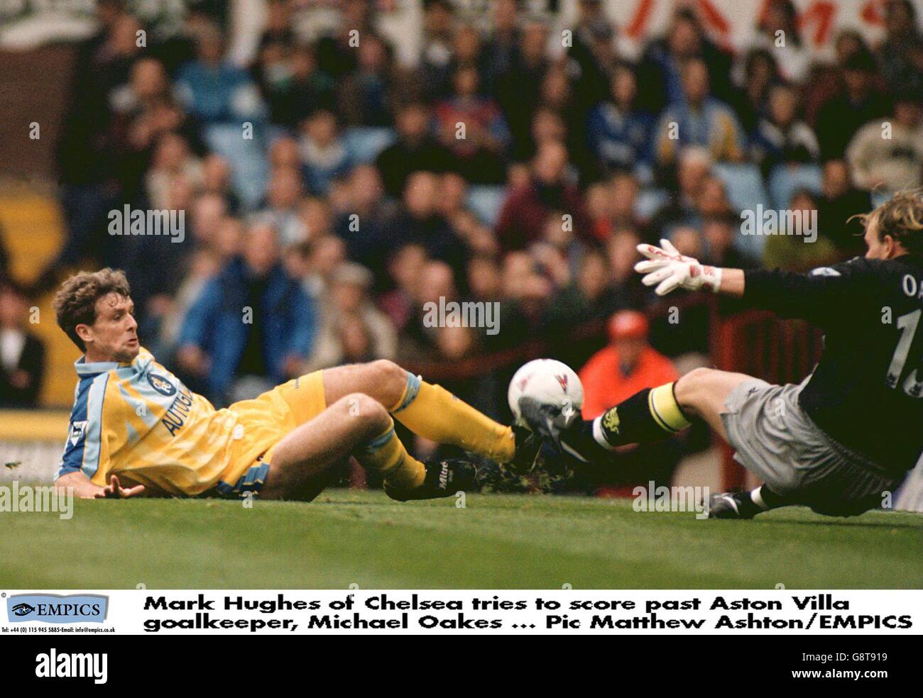 Football - FA Carling Premiership - Aston Villa / Chelsea.Mark Hughes de Chelsea (à gauche) tente de frapper le ballon devant le gardien de but d'Aston Villa Michael Oakes (à droite) lorsqu'il est sur le sol Banque D'Images