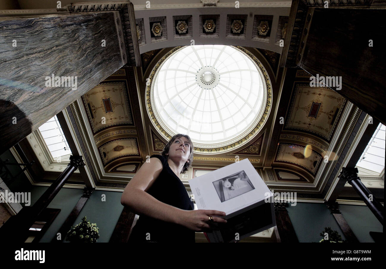 Louise Butler, de la Galerie nationale, admire le point de vue lorsqu'elle se tient à l'entrée récemment rénovée de la Galerie nationale le mercredi 21 septembre 2005. Regardez PA Story ARTS Gallery.Press Association photo . Le crédit photo devrait être Andrew Parsons./PA Banque D'Images