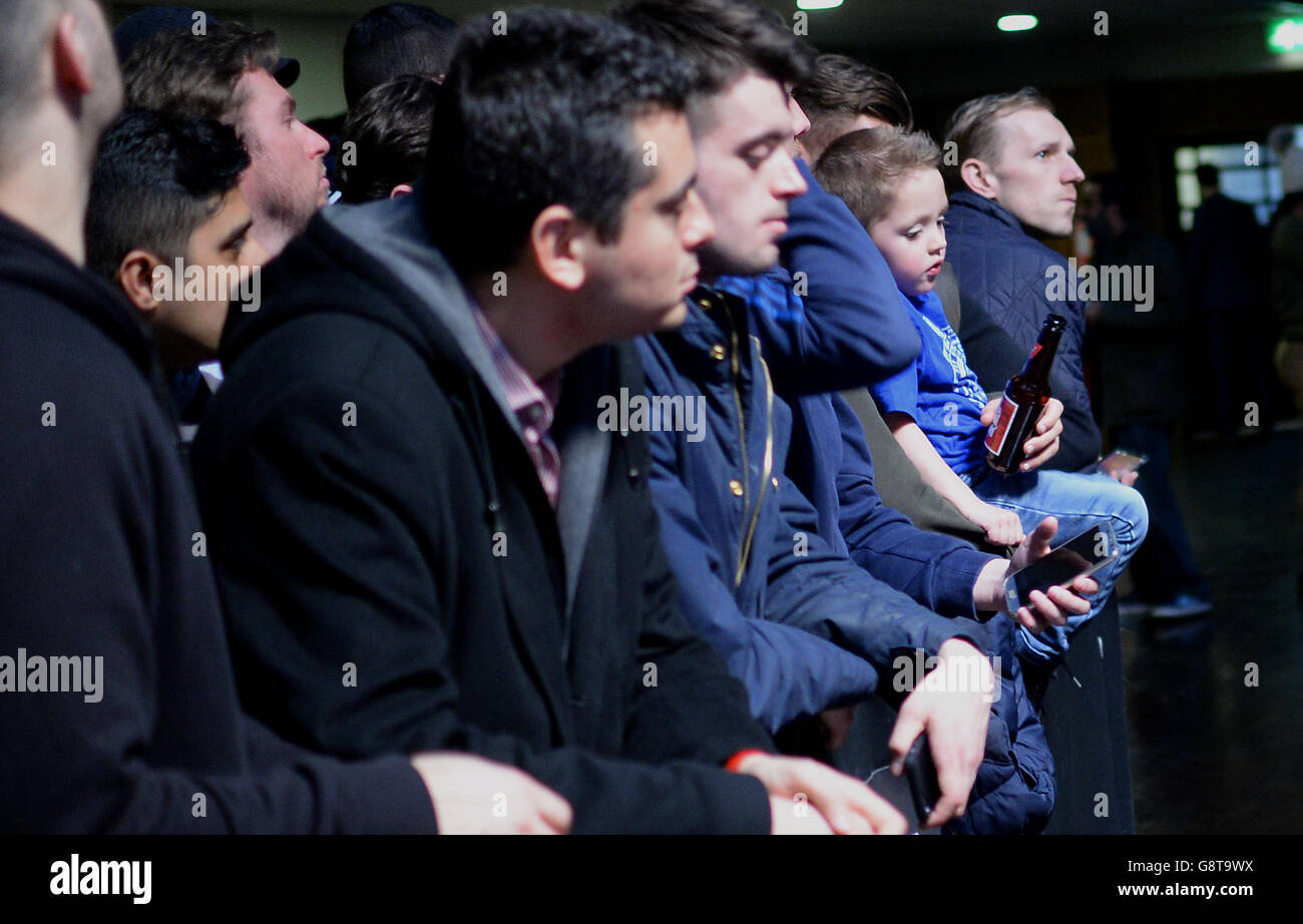 Les membres du public regardent un entraînement public au York Hall, Londres. Banque D'Images