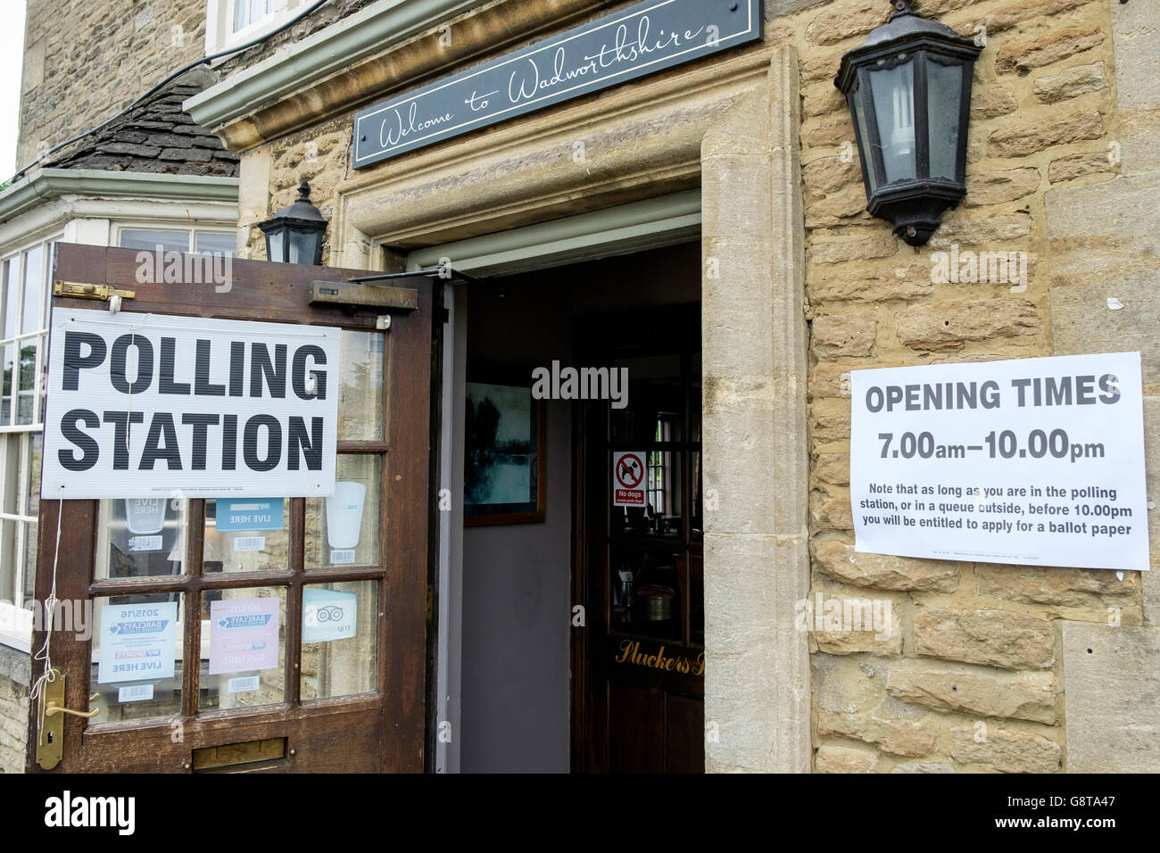 Un bureau de scrutin signe est représenté à l'entrée d'un bureau de vote pour un référendum situées à l'intérieur d'un pub local. Banque D'Images