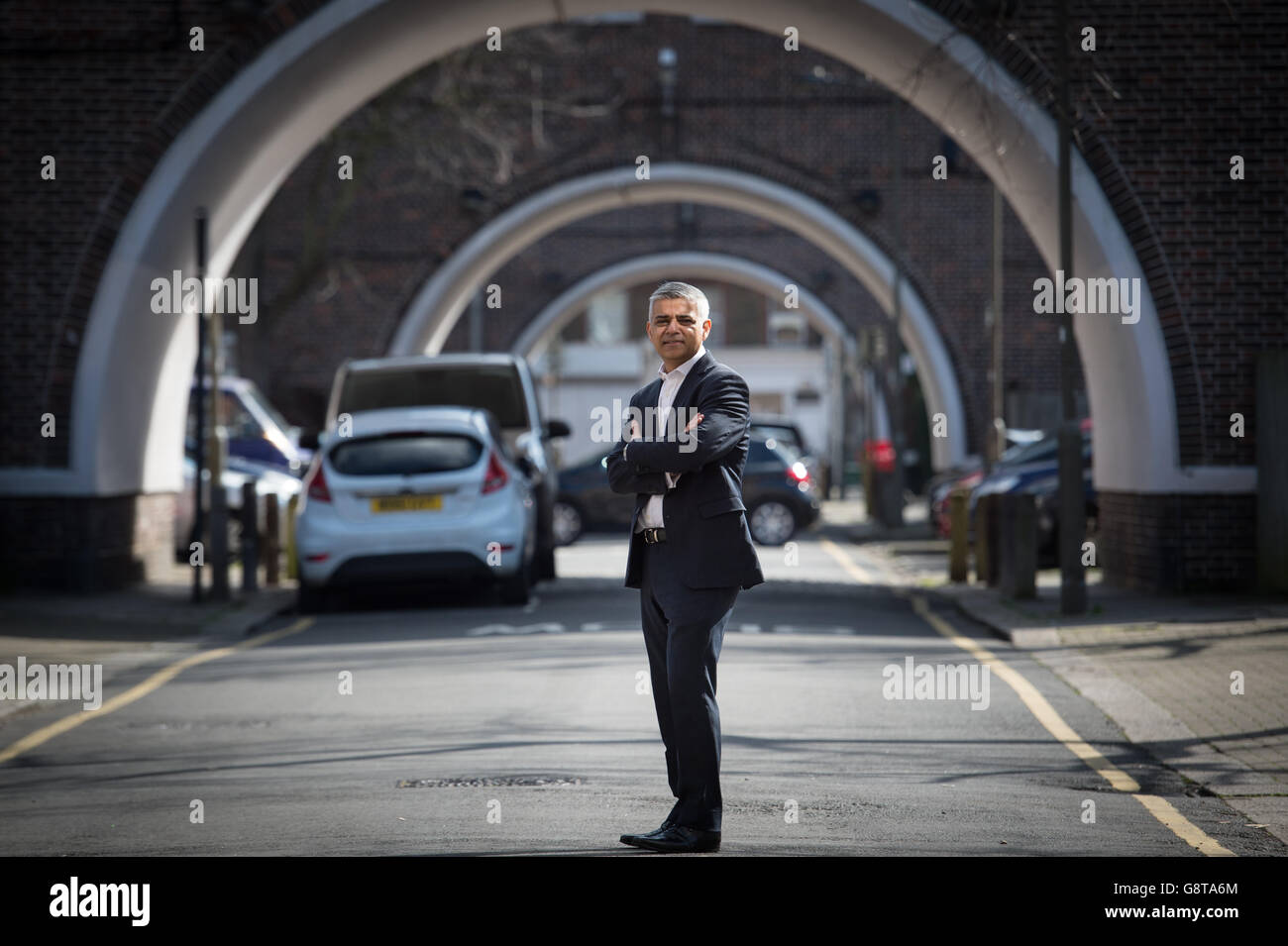 Sadiq Khan, candidat travailliste au maire de Londres, devant le Henry Prince Estate, près de Wandsworth à Londres, où il a grandi, après avoir prononcé un discours sur ses projets de logement abordable dans la capitale. Banque D'Images