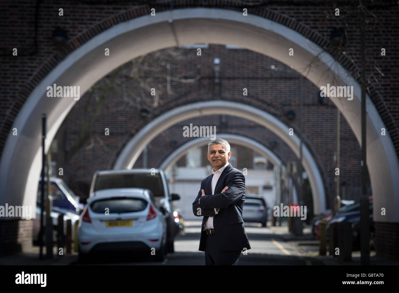 Sadiq Khan, candidat travailliste au maire de Londres, devant le Henry Prince Estate, près de Wandsworth à Londres, où il a grandi, après avoir prononcé un discours sur ses projets de logement abordable dans la capitale. Banque D'Images