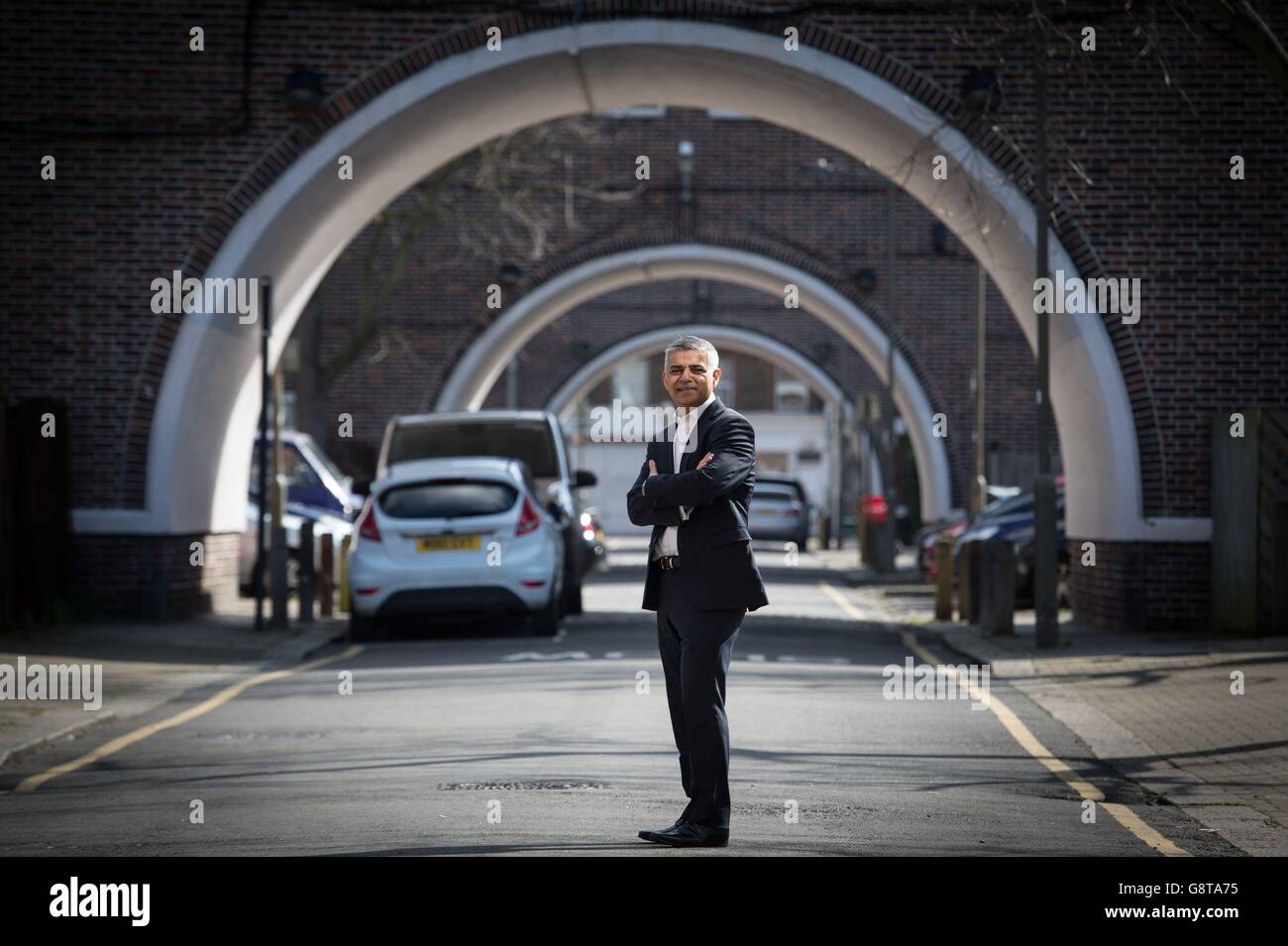 Sadiq Khan, candidat travailliste au maire de Londres, devant le Henry Prince Estate, près de Wandsworth à Londres, où il a grandi, après avoir prononcé un discours sur ses projets de logement abordable dans la capitale. Banque D'Images