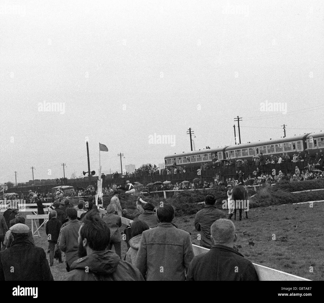 Le scan après la pile qui a vu de nombreux chevaux tomber à la clôture après Becher's Brook pendant le Grand National à Aintree. Banque D'Images