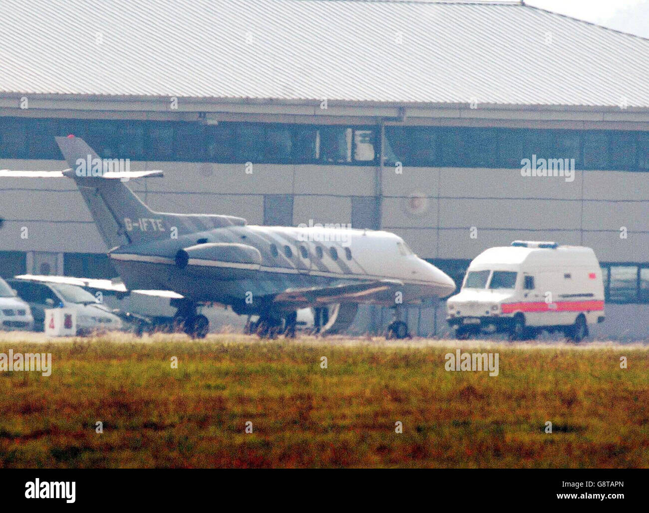 Le camion de police rencontre l'avion qui retient Hussein Osman, l'un des suspects du attentat manqué de juillet 21 à Londres, suite à un attentat de Rome arrivant à l'aéroport RAF Northolt à West London le suspect terroriste de 27 ans né en Éthiopie, également connu sous le nom de Hamdi Isaac, A été conduit au poste de police de Paddington Street où il sera formellement accusé avant une comparution devant le tribunal des magistrats de Bow Street, assis à Belmarsh vendredi matin. Voir PA Story COMMISSARIATS Press Association photo . Le crédit photo doit être lu par Michael Stephens/PA Banque D'Images