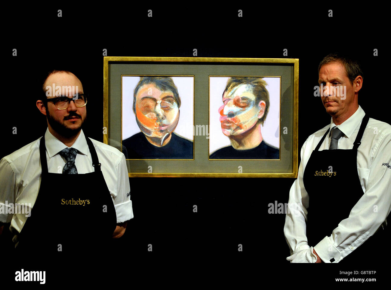 Les techniciens de Sotheby se trouvent à côté de Two Studies for a Self-Portrait, un tableau de Francis Bacon de 1970 estimé à 22-30 millions de dollars, lors d'un aperçu de la vente d'art du XXe siècle à Sotheby's dans le centre de Londres. Banque D'Images