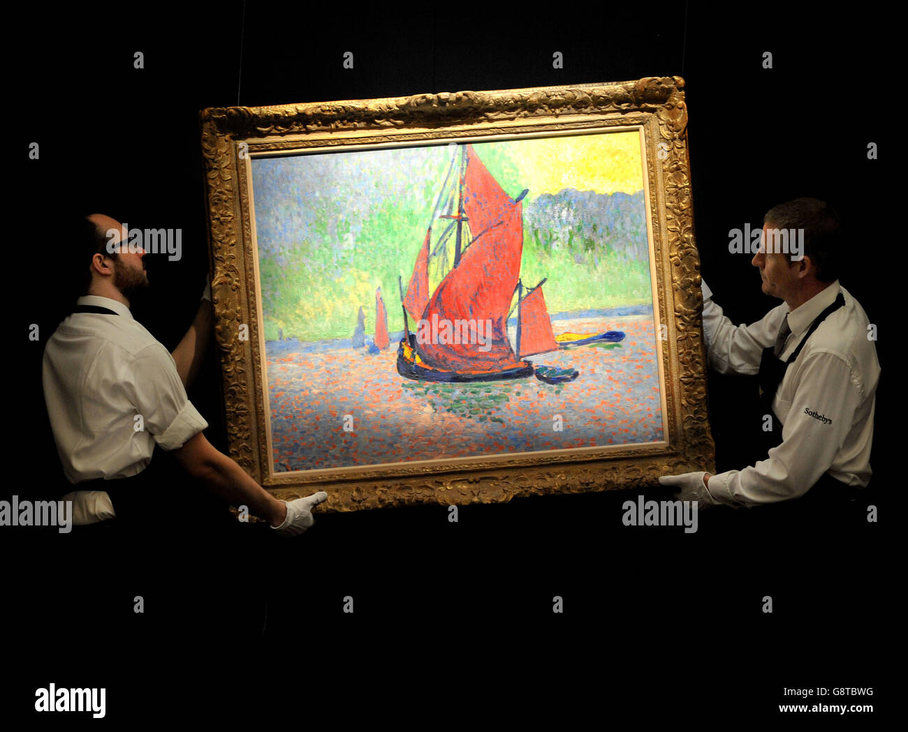 Les techniciens de Sotheby tiennent les voiles rouges, un tableau d'Andre Derain de 1906 estimé à 15-20 millions de dollars, lors d'un aperçu des ventes d'art du XXe siècle de la maison de vente aux enchères, à Sotheby's, dans le centre de Londres. Banque D'Images