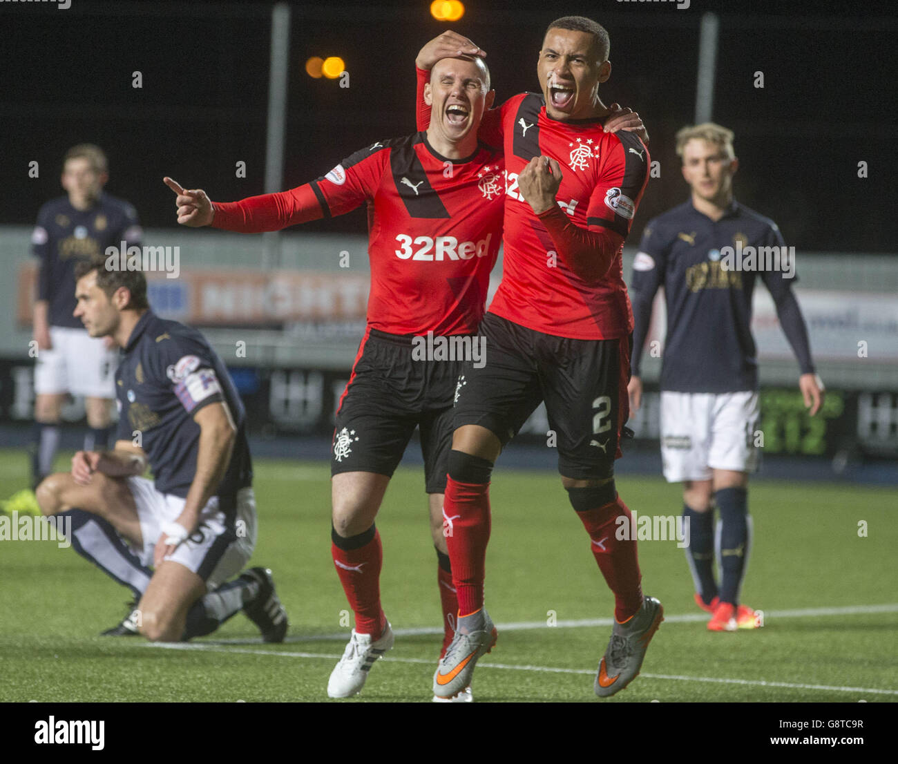 Kenny Miller (à gauche) célèbre le premier but de son équipe avec James Tavernier lors du match du Ladbrokes Scottish Championship au stade Falkirk. Banque D'Images