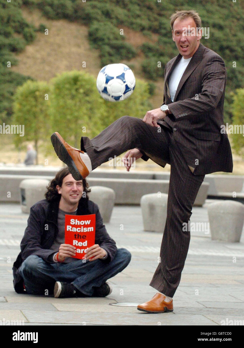 Le leader de la patrouille de neige Gary Lightbody (à gauche) est accompagné de l'ancien gardien de but écossais Gordon Marshall au Parlement écossais pour le lancement d'une nouvelle vidéo anti-racisme, le jeudi 15 septembre 2005. Produit par Show racisme The Red Card - la vidéo utilise le football comme un moyen de diffuser leur message de tolérance et sera bientôt envoyé à chaque école du pays. Voir PA Story SCOTLAND Racism. APPUYEZ SUR ASSOCIATION photo. Le crédit photo devrait se lire : Danny Lawson/PA. Banque D'Images