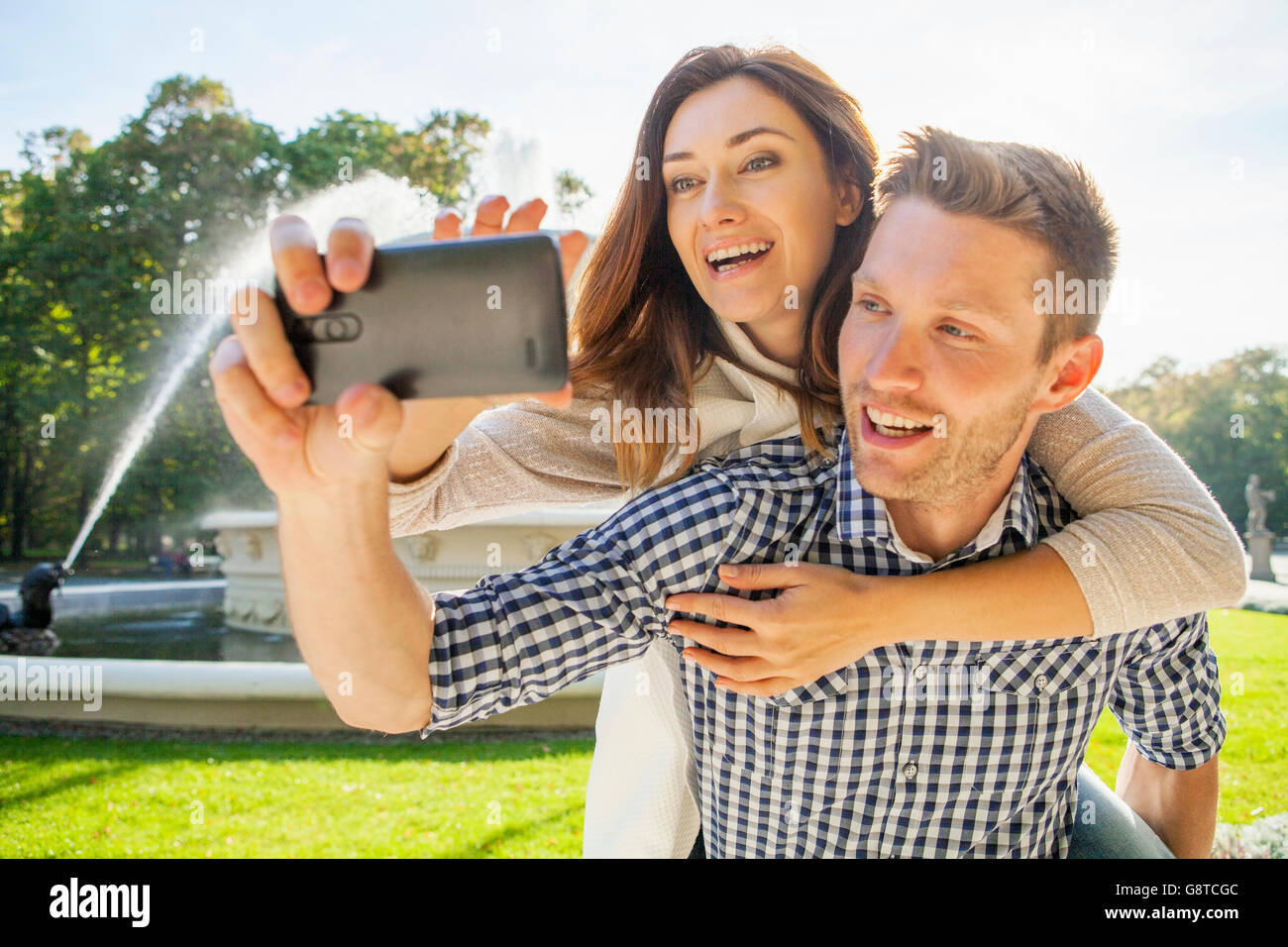 En couple avec selfies smart phone Banque D'Images