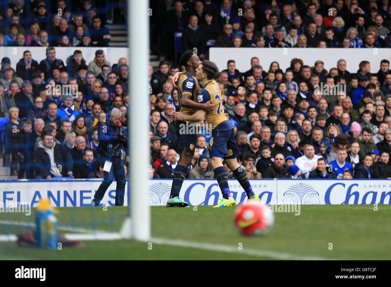 Everton contre Arsenal - Barclays Premier League - Goodison Park.Danny Welbeck d'Arsenal célèbre le premier but de son équipe avec Hector Bellerin Banque D'Images