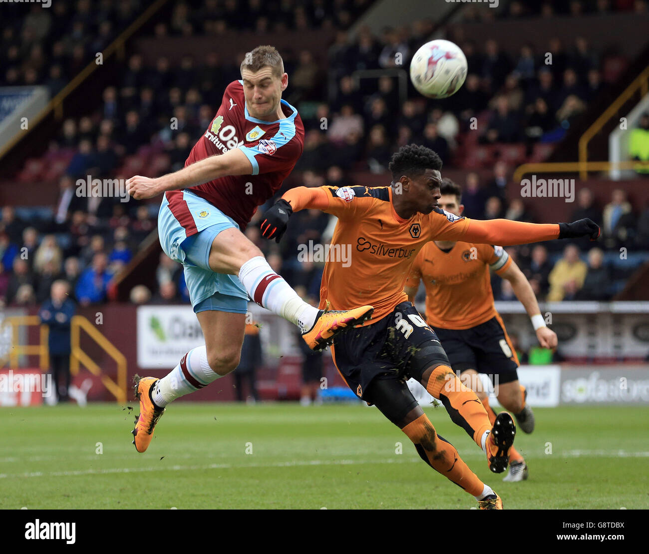 Sam Vokes (à gauche) de Burnley tire sur une balle alors que Kortney Hause de Wolverhampton Wanderers tente de se bloquer pendant le match du championnat Sky Bet à Turf Moor, Burnley. Banque D'Images