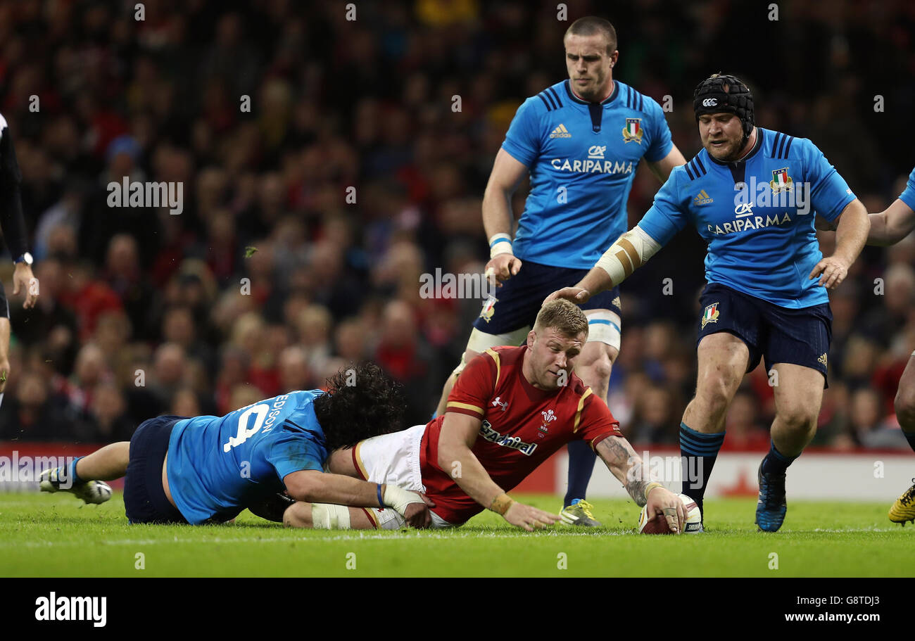 Ross Moriarty, pays de Galles, marque la huitième épreuve de son camp lors du match des six Nations RBS 2016 au stade de la Principauté de Cardiff. Banque D'Images
