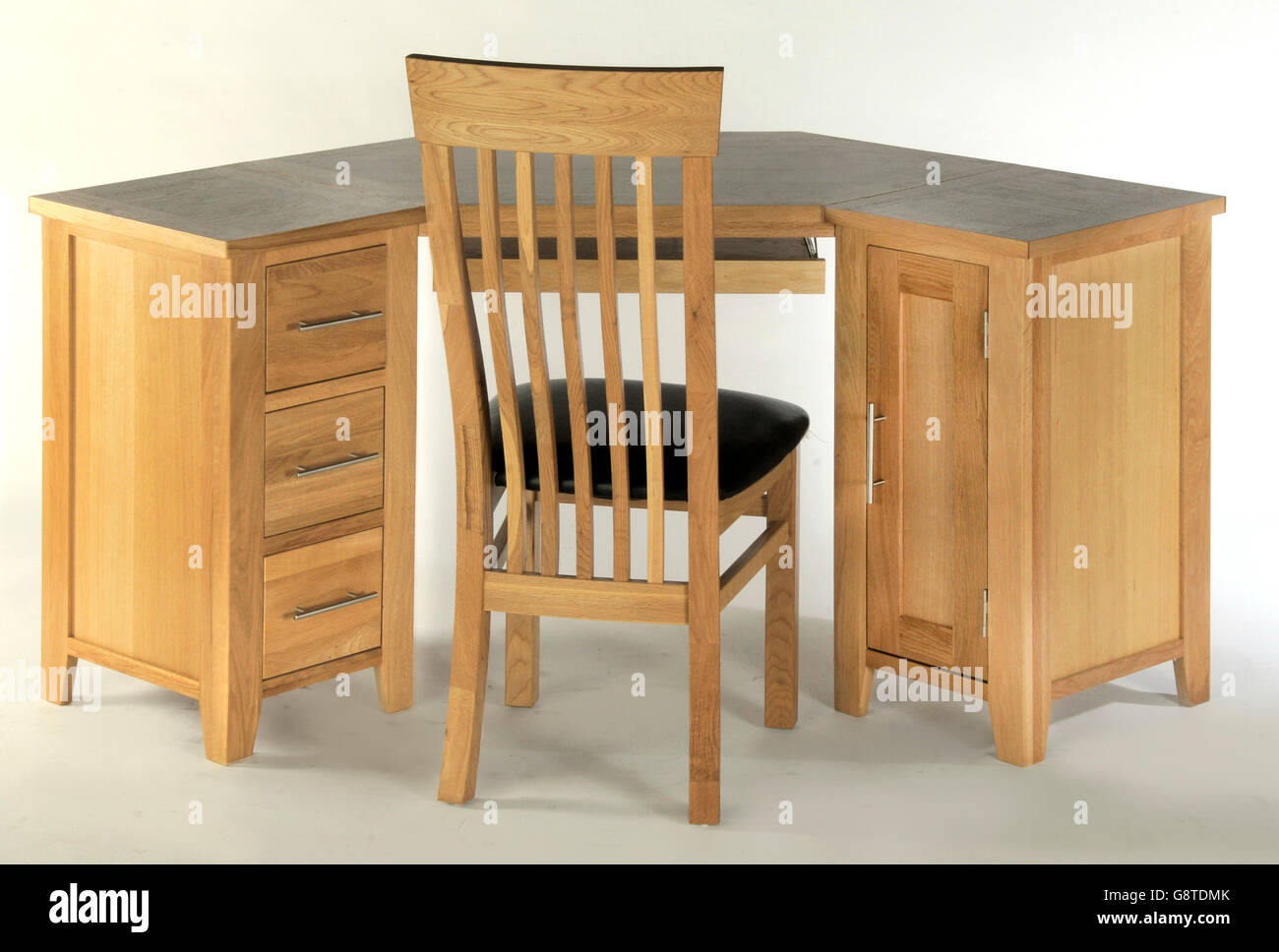 Un ordinateur de bureau et chaise en bois sur fond blanc Banque D'Images