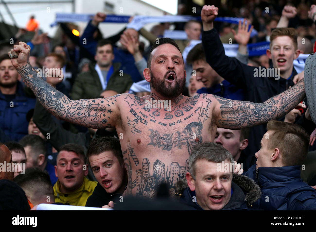 Les fans de Leicester City montrent leur soutien lors du match de la Barclays Premier League à Selhurst Park, Londres. Banque D'Images