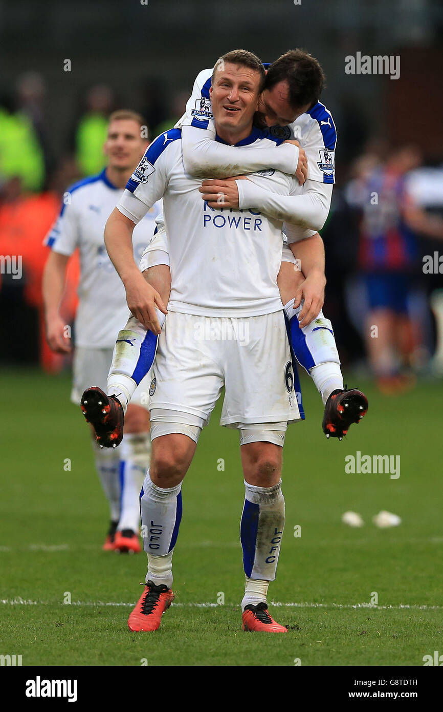 Robert Huth (en bas) et Christian Fuchs de Leicester City célèbrent après le dernier coup de sifflet du match de la Barclays Premier League à Selhurst Park, Londres. Banque D'Images