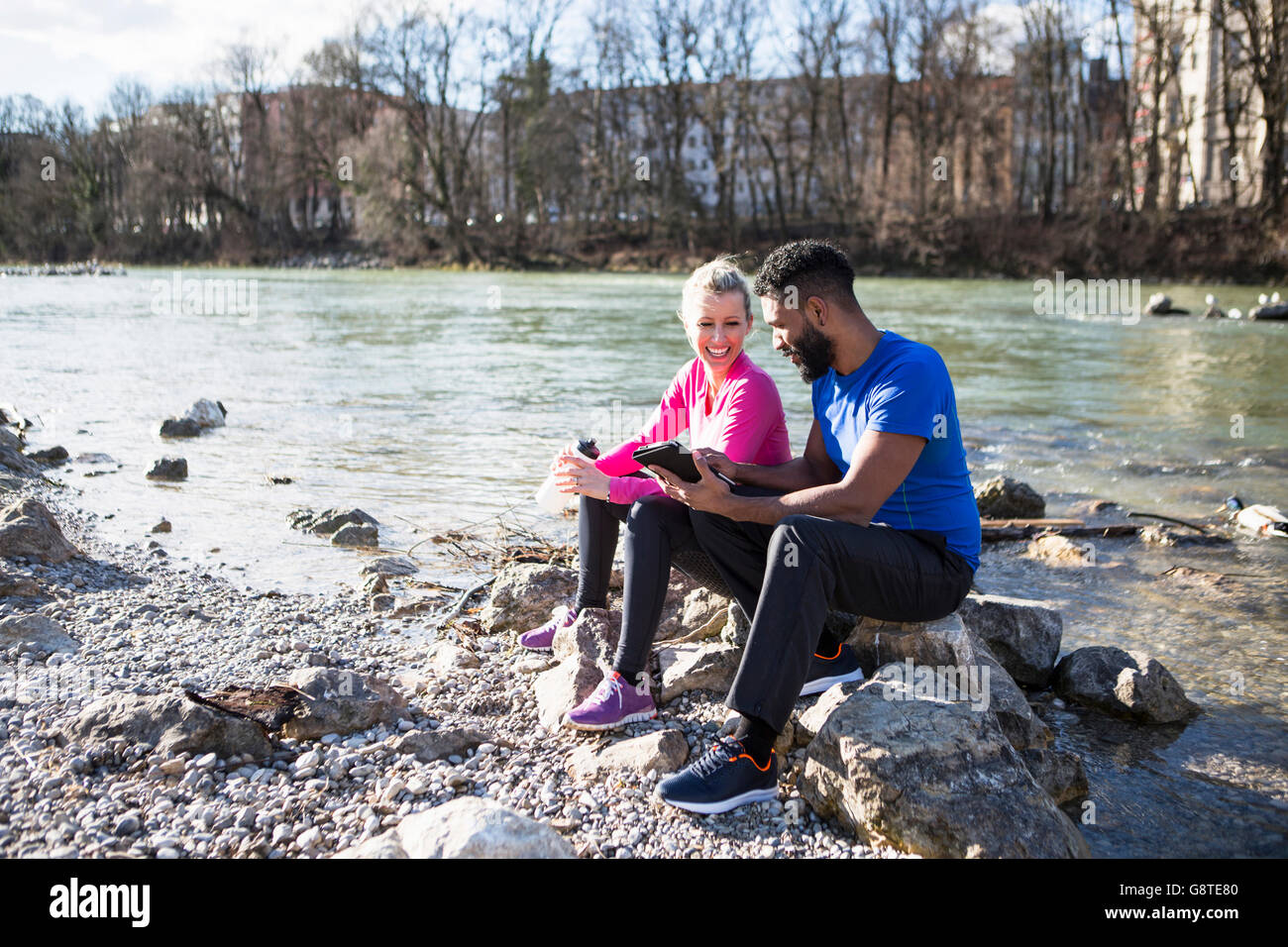 Jeune couple prend une pause de la rive Banque D'Images