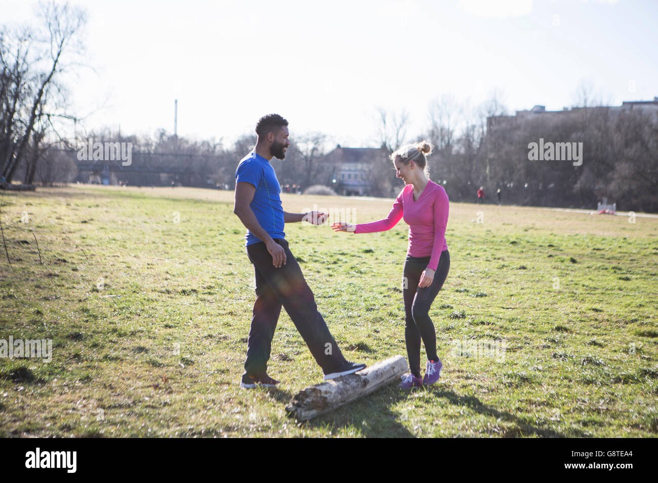 Jeune couple exercising in city park Banque D'Images