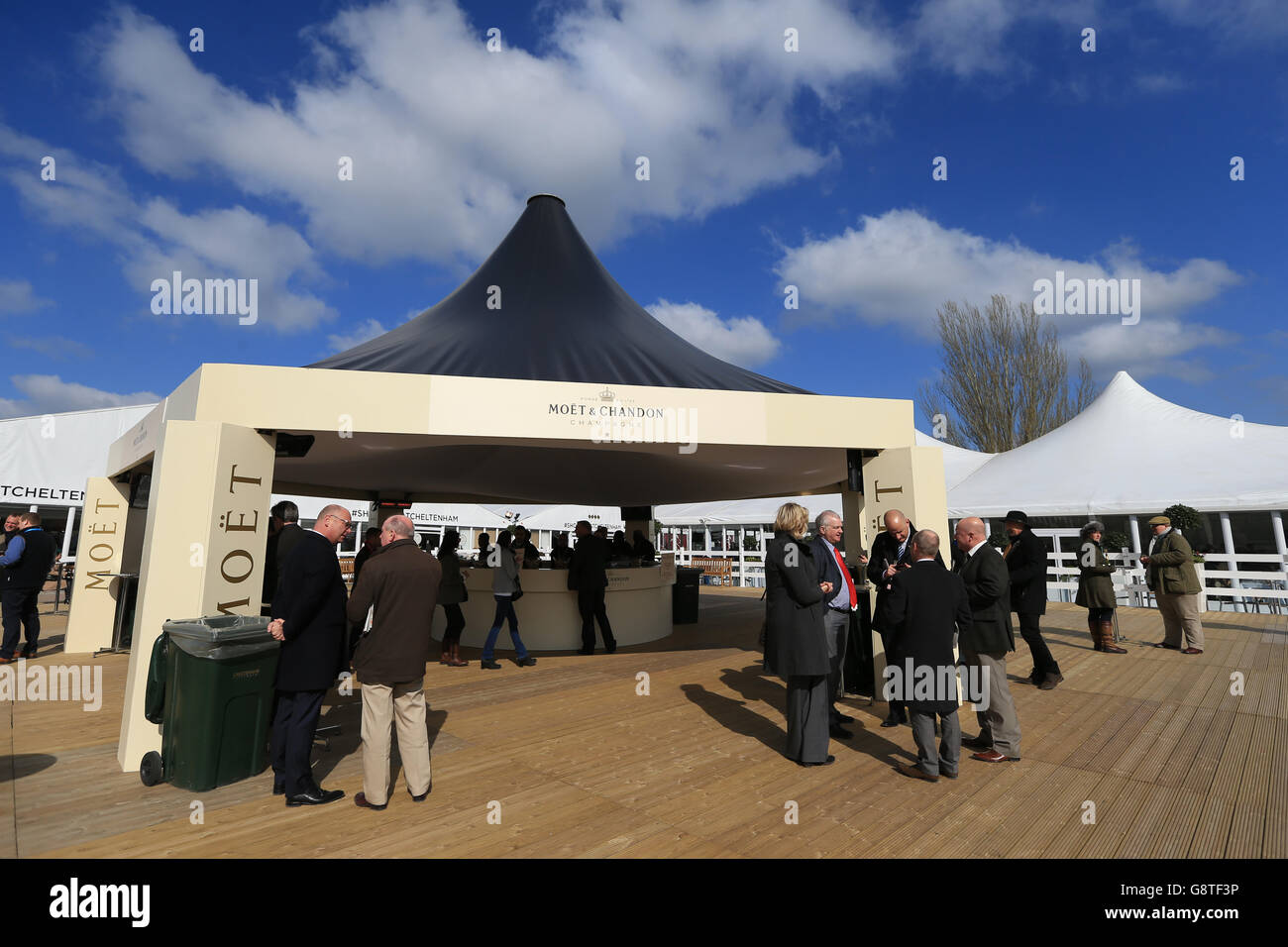 2016 Cheltenham Festival - Ladies Day - Cheltenham Racecourse. Vue générale sur le bar à champagne Moet Banque D'Images